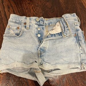 Light wash Levi’s shorts great quality